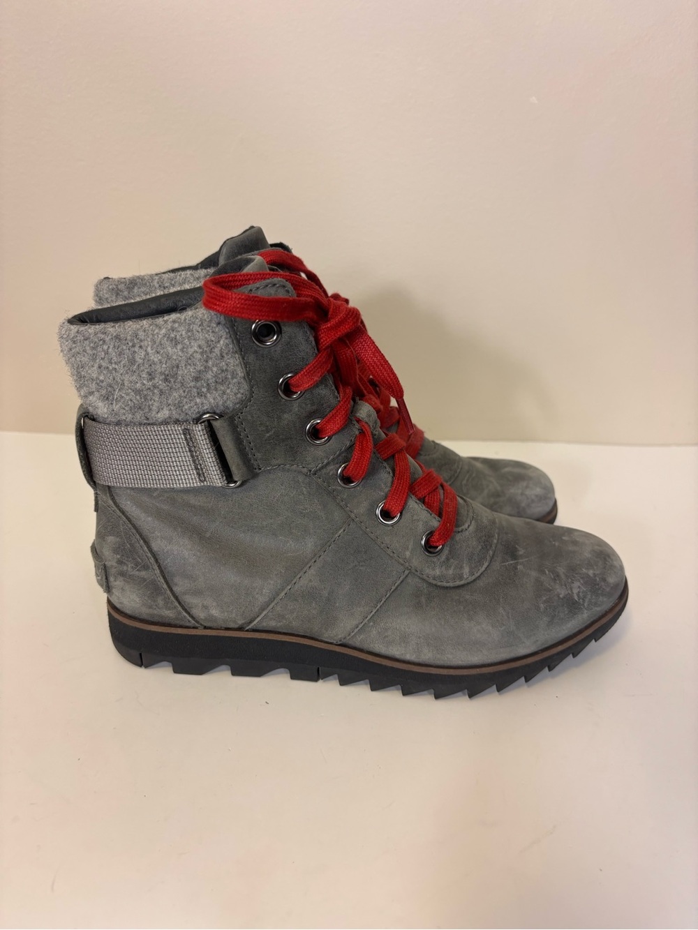 Sorel Gray Leather Lace-Up Mid Calf Boots with Red Laces Women’s 7